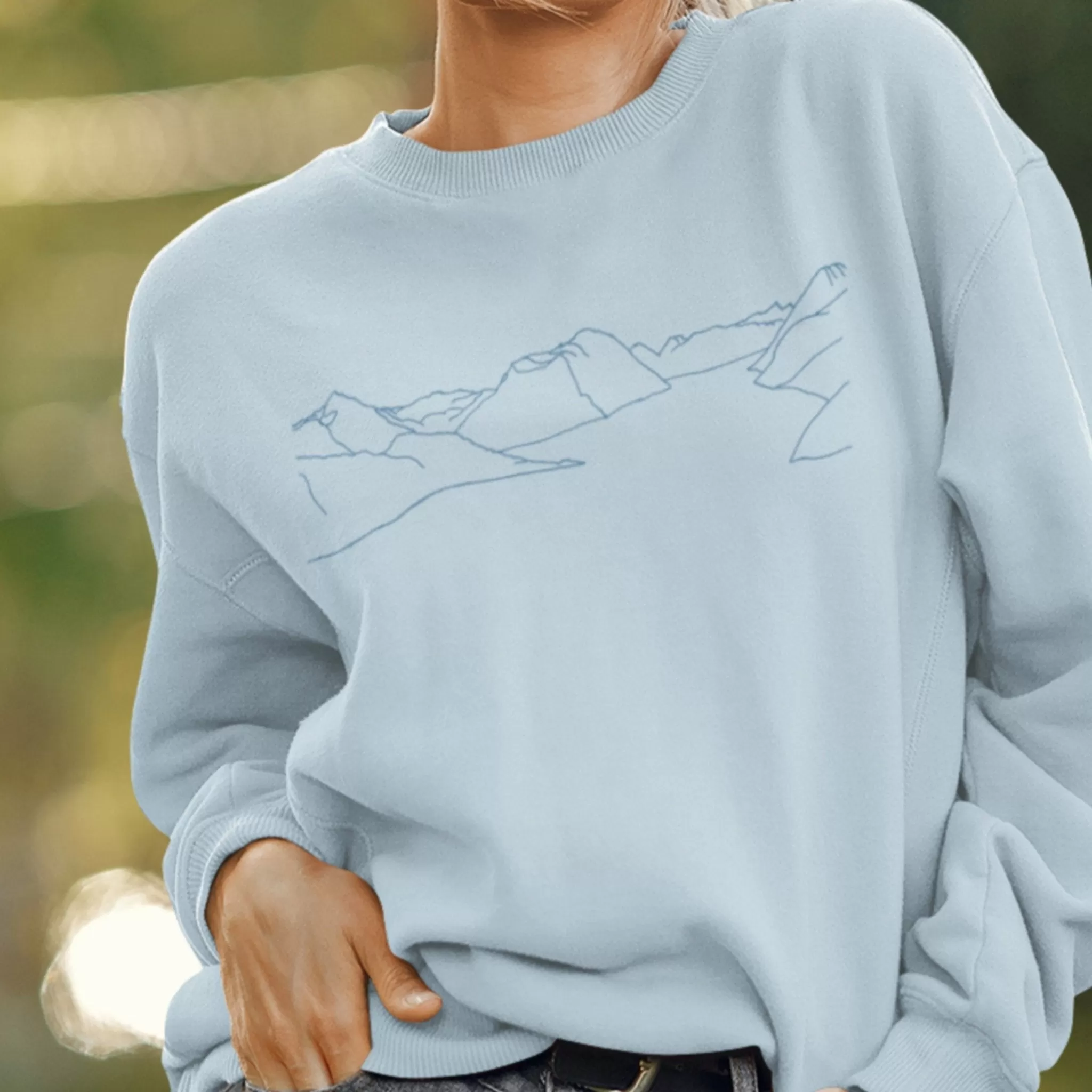 Mountain Sweatshirt med broderi av fjellrekka fra Hjørundfjorden i Sunnmørsalpane